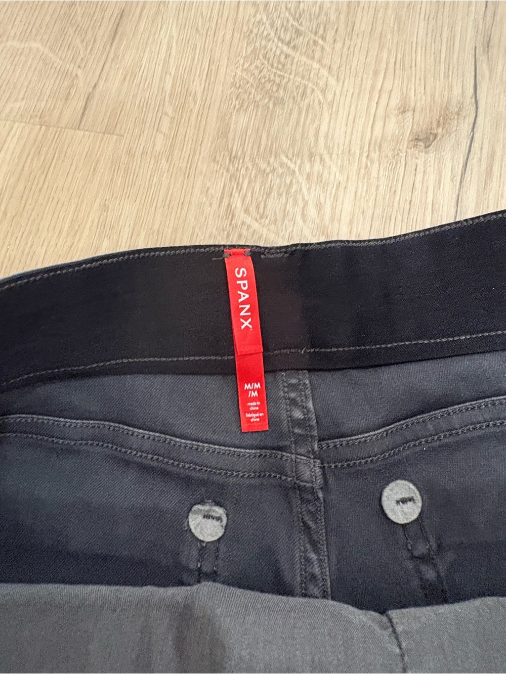 Spanx Stretch Twill Shorts Size Medium - Picture 2 of 4